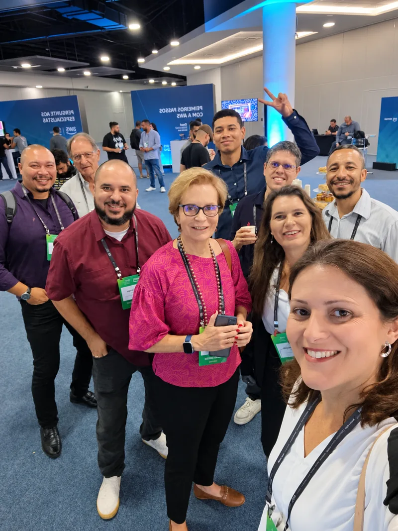 Selfie de um grupo reunido em um evento de tecnologia.